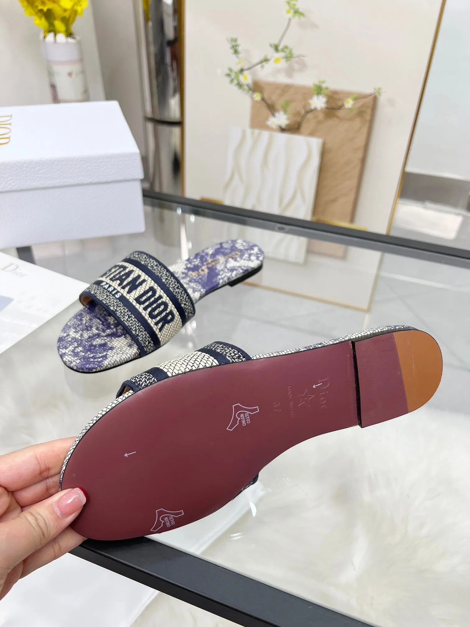 💕💕Factory direct selling price p300💕💕 Genuine leather sole +30 CD•Dior women's presbyopic embroidered leather sole slippers Christian Dior has always been synonymous with magnificence and elegance, and has always been at the top of the fashion palace👍 What is particularly worth mentioning is: the embroidered sole 👟👟 pattern reproduces one of the cherished symbols of Christian Dior✅ More than a hundred colors to choose from ◽️️Upper: Selected top-quality embroidered cotton ◽️Inner lining: imported sheepskin ◽Number 35-40 (customized at 41.42.43)